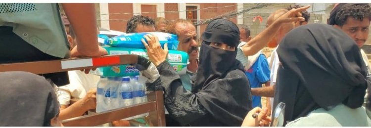 إتحاد الجمعيات يغيث الأسر المتضررة من السيول في عدن