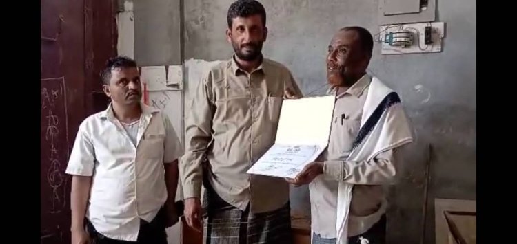 المغربي يُكرّم المعلم الذي أعاد الأموال التي جرفتها السيول في مديرية الملاح