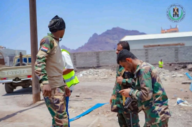 قوات الحزام الأمني تواصل جهود إنقاذ المتضررين من السيول في العاصمة عدن