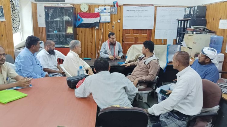 اللجنة الطارئة في البريقة تعلن انعقادها الدائم لمواجهة آثار المنخفض الجوي بإشراف وكيل العاصمة لشؤون المديريات