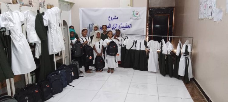 مؤسسة ابوحاتم بانافع للأعمال الإنسانية بالتنسيق مع مركز المتميزة للخياطة يدشنان توزيع الحقيبة والزي المدرسي بأبين