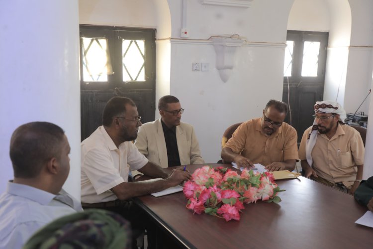 لقاء يبحث آلية تخفيض وتوحيد الأسعار لمواكبة الاوضاع المعيشية بمديرية تريم