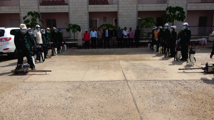 نائب محافظ لحج يدشّن حملة رش يرقات الأطوار المائية في الحوطة وتبن للحد من نواقل الأمراض