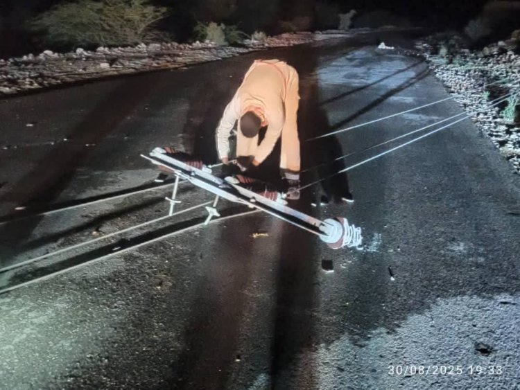 رياح هابطة تسقط أعمدة كهرباء وتقطع طريقًا رئيسيًا في وادي حضرموت