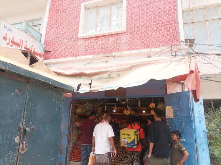 حملة رقابية مشتركة تضبط مخالفات وتغلق محال تجارية في عدن