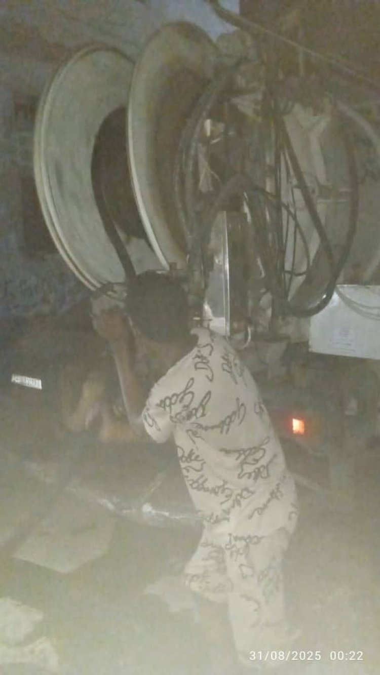 عمال الصرف الصحي بالتواهي.. جبهة صامتة في مواجهة آثار المنخفض الجوي