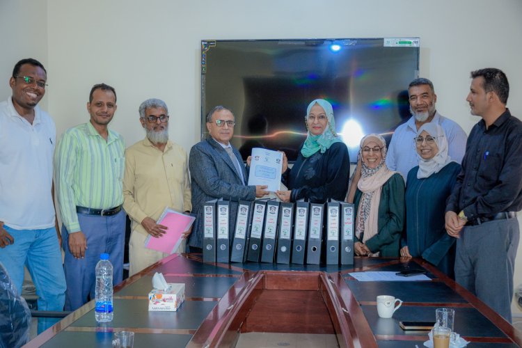 جامعة عدن تسلم مجلس الاعتماد الأكاديمي رسميًا وثائق اعتماد برنامج بكالوريوس الصيدلة