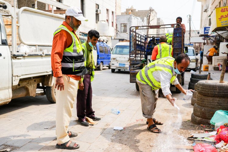استمرار حملة الرش الضبابي والرذاذي في أحياء مديرية صيرة