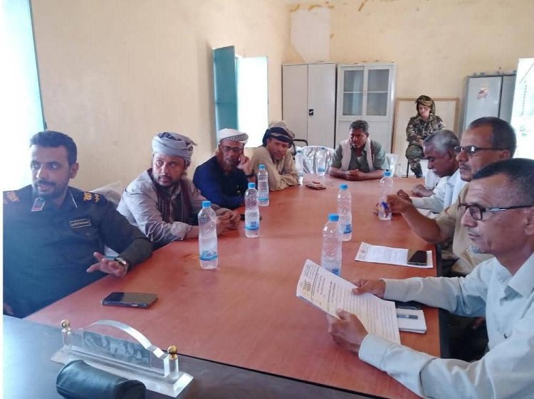 اجتماع تنفيذي عتق يؤكد تعزيز الرقابة وتنفيذ المشاريع التنموية والخدمية في المديرية