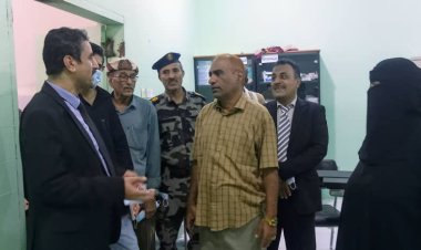 فريق الرقابة والتقييم الرئاسي يزور مستشفى زنجبار ويعد برفع الإحتياجات للمعنيين وباجميل يصفها بزيارة الأمل