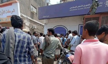 احتجاجات غاضبة أمام محلات الصرافة في لحج بعد انهيار مفاجئ للعملة