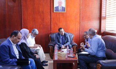 الوزير السقطري يبحث مع عميد كلية الصيدلة سبل تعزيز التعاون في مجال الصناعات الدوائية