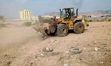 الفرق الفنية تبدأ إزالة العوائق والمخلفات من وادي عتق للحد من مخاطر السيول