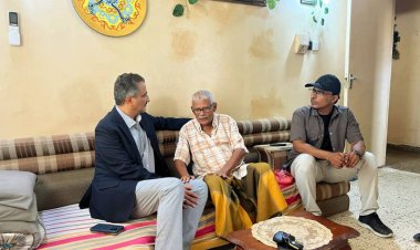 لمسة وفاء.. لملس يزور بن غودل ويطمئن على صحته