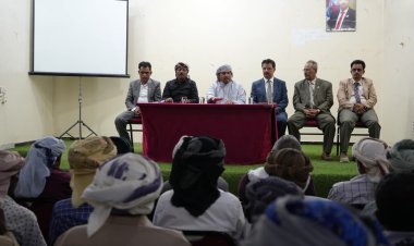 محافظ سقطرى يعقد اجتماعاً مع مشائخ المراكز لتعزيز الدور المجتمعي في ضبط الأسعار