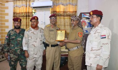 العميد بن سلم يكرم قائد اللواء الرابع حزم تقديراً لمواقفه البطولية في مواجهة كارثة السيول بمحافظة لحج