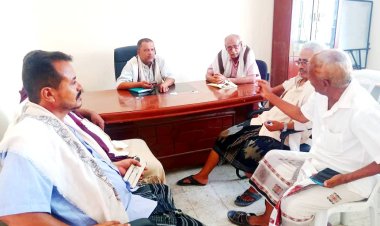 مدير مكتب الشباب بلحج يناقش مع قيادات الأندية الرياضية سبل تطوير الأنشطة ودعم الشباب