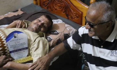 السلطة المحلية بعدن تدشّن برنامج تكريم الرموز الوطنية والفنية بزيارتين إنسانيتين