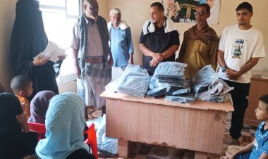 قسم التعليم والشؤون الاجتماعية بإنتقالي خنفر يشاركان في توزيع الحقيبة المدرسية للأيتام