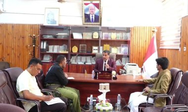 وكيل حضرموت السعيدي يناقش مع مدير عام مديرية العبر خطط تحسين الخدمات والبنية التحتية