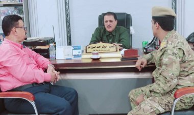 نائب مدير أمن العاصمة عدن يناقش مع مدير جوازات خور مكسر التحديات الإدارية وآليات معالجتها