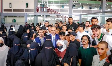 الرئيس الزُبيدي يودّع طلاب المنحة الدراسية الإماراتية إلى أبوظبي ويحثهم على التميز العلمي