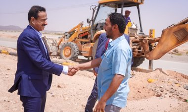 محافظ شبوة يدشن مشروع إنارة المدخل الغربي لمدينة عتق