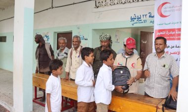 رئيس انتقالي المحفد يدشن توزيع الحقيبة المدرسية بدعم من الهلال الأحمر الإماراتي