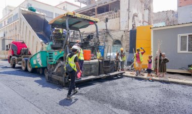 بدء أعمال سفلتة خط البنك المركزي في مديرية صيرة بعدن