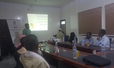 مؤسسة الأحقاف التنموية بالشراكة مع جمعية الصديق التنموية تنظم ورشة عمل بعنوان صناعة الولاء المؤسسي وتعزيز العمل الجماعي بالمكلا