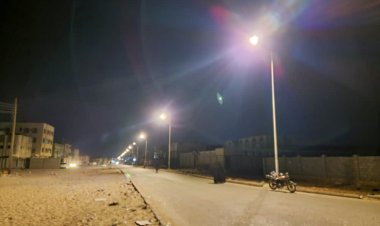 أشغال الشحر تواصل تحديث إنارة الشوارع بكشافات LED ضمن خطة تطوير البنية التحتية