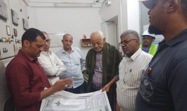 وكيل وزارة المياه والبيئة يطلع على مشروع الطاقة الشمسية بحقل دمون ويشيد بجهود فريق العمل بفرع مؤسسة المياه بتريم