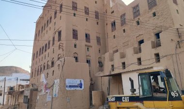 السلطة المحلية بتريم تزيل منزلاً قديماً آيلاً للسقوط حفاظاً على سلامة المواطنين