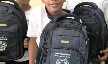 حرس المنشآت بعدن يوزع حقائب مدرسية للأسر المحتاجة دعماً لمشروع العودة إلى المدارس