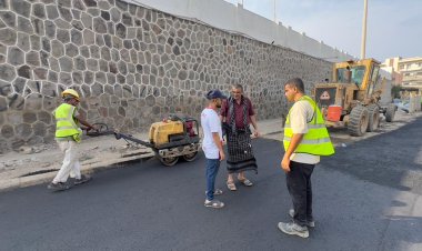 مدير صيرة يتفقد أعمال السفلتة بالمرحلة الأخيرة من مشروع تصريف مياه الأمطار بعدن