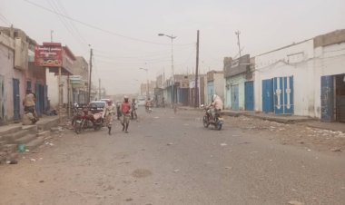 موجة غبار كثيفة تضرب أحور وتتسبب في شلل شبه تام بحركة السير