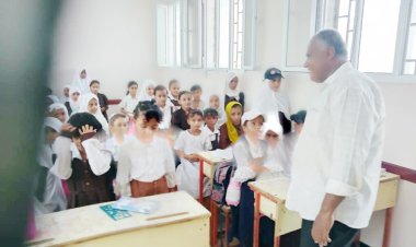 مدير تربية تبن بلحج يتفقد سير العملية التعليمية بمدرسة الحمزة بمنطقة اللحوم بالمديرية