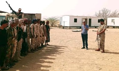 شبوة.. مدير عام مكتب شؤون الغاز يتفقد محطات خط الأنبوب ويشيد بجهود اللواء الثاني مشاة بحري