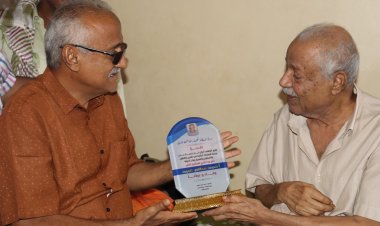 الوكيل سالم يكرم المناضل أحمد سالم عبيد ضمن استئناف البرنامج التكريمي للشخصيات الوطنية بعدن