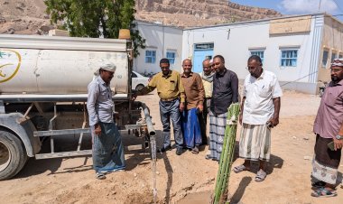 مدير عام مديرية تريم يشارك في الاحتفاء بيوم النخيل العربي ويغرس أشجار نخيل