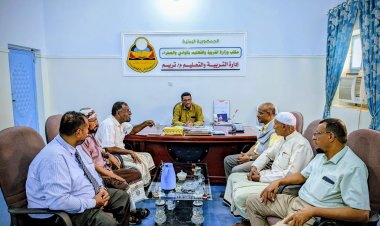 مدير عام تريم يناقش مع إدارة التربية والتعليم سير العملية الدراسية للعام 2025 – 2026