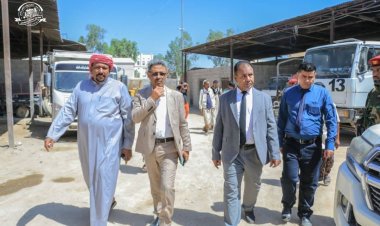 العامري يطّلع على سير العمل بوحدة نظافة وتحسين مديرية سيئون ويشيد بجهود العاملين فيها