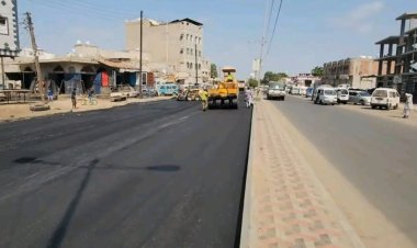 بدء أعمال إسفلت حيوية في خط المعارض بمديرية الشيخ عثمان بعدن
