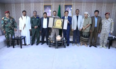 محافظ المهرة يكرم قائد قوات التحالف تقديرا لجهوده خلال الفترة الماضية