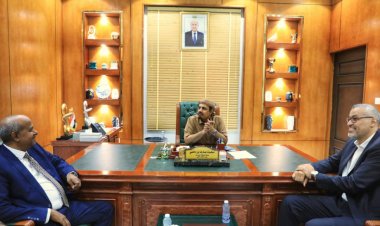 محافظ حضرموت ووكيل قطاع الرياضة يناقشان سبل التعاون المشترك