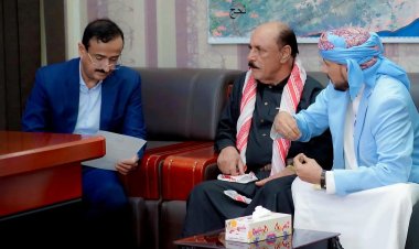 محافظ شبوة يؤكد على ضرورة حماية الثروة السمكية وإيقاف التجريف والصيد الجائر .