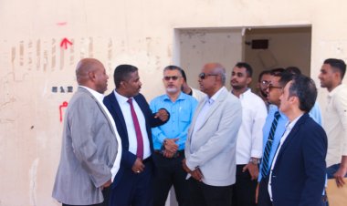 الخليفي يتفقد أعمال الصيانة في الصالة الرياضية المغلقة بالمكلا