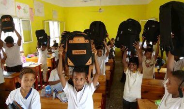 الهلال الأحمر الإماراتي يدشن مشروع توزيع الحقائب المدرسية في أبين