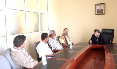 محافظ أبين يناقش مع رؤساء الجمعيات السمكية سبل دعم المرافق الخدمية بمدينة شقرة