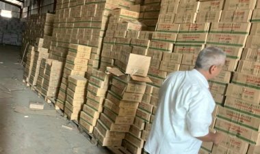 كارثة غذائية مُحتملة: ضبط مستودع يخزن آلاف العلب من الطماطم منتهية الصلاحية في العاصمة عدن